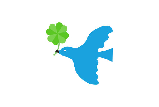 四つ葉のクローバーをくわえて飛ぶ青い鳥 - 平和・幸せ・SDGs・脱炭素のイメージ素材
