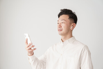 スマートフォンの画面を見る男性