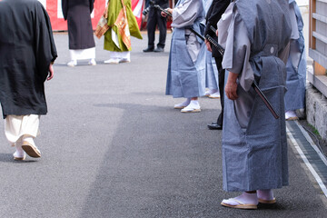 Fototapeta na wymiar 紋付袴、帯刀の寺侍