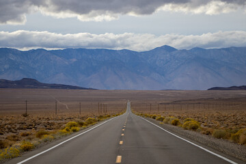 Fototapeta premium Leaving the Eastern Sierra