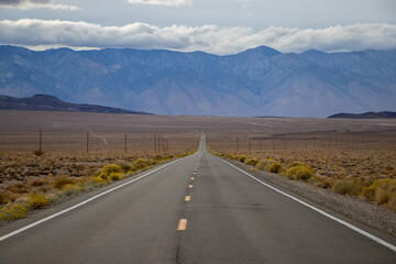 Naklejka premium Leaving the Eastern Sierra