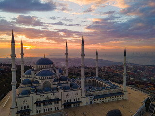 Fototapeta premium Camlica Mosque in the Sunset Drone Photo, Uskudar Istanbul Turkey