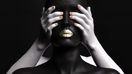 Eine tränenreiche weibliche Figur, der von hinten von einer Hand die Augen verbunden werden. 3D-Darstellung. © pictosmith