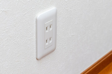 白い壁に取り付けられたコンセント