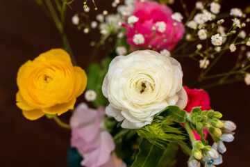 カラフルなバラの花を含むフラワーアレンジメント
