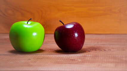 Red and green apple on a wooden background: the difference between apple varieties, the benefits and harms of different apple colors