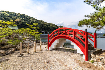 静岡県浜松市北区三ヶ日の奥浜名湖の猪鼻湖神社と赤い太鼓橋