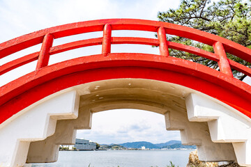 静岡県浜松市北区三ヶ日の奥浜名湖の猪鼻湖神社と赤い太鼓橋