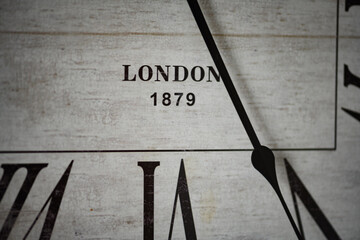 auf alt gemachte Uhr