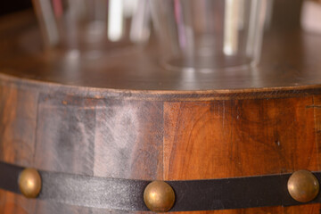 Weingl&auml;ser stehen auf einem Holzfass