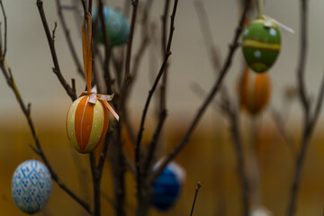 kolorowe jajka wielkanocne na drzewie - obrazy, fototapety, plakaty