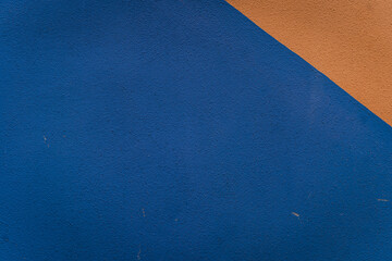 niebiesko brzoskwiniowa ściana