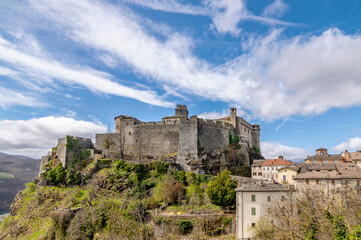Fototapeta na wymiar Bardi Castle dominates the village of the same name in the province of Parma, Italy