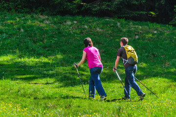 Fototapeta premium Unterwegs beim Wandern auch in der Schwangerschaft