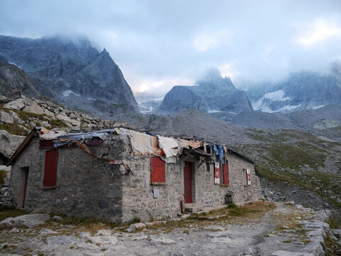 Altes, besch&auml;digtes Refugio Bonacossa - Sentiero Roma - H&ouml;henwanderweg, Italien, Schweiz