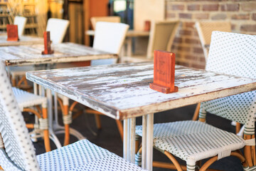 無人の白いテラス席のイスとテーブル