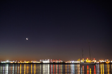 Fototapeta premium La Perouseの夕日と月とシドニー空港のライトアップ