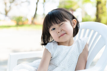 夏にお出かけする4歳の子供（育児・子育て）