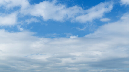 Obraz premium Blue sky with big white clouds