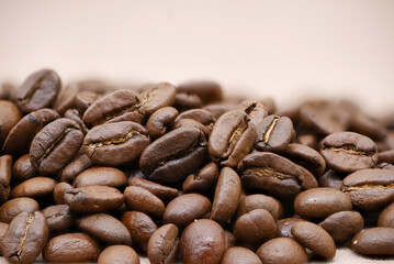 Gestakte geröstete Kaffeebohnen