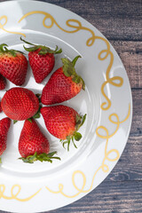 fraises pour le déssert dans une assiette