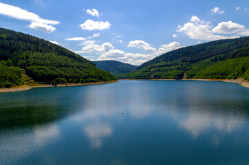 Fototapeta na wymiar Wasserspeicher umgeben von Bergen