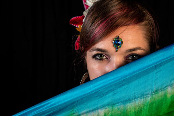 Retrato de joven gitana rodeada de finas telas