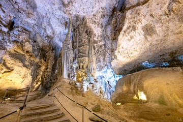 interno della grotta di nettuno in sardegna