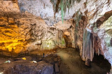 interno della grotta di nettuno in sardegna