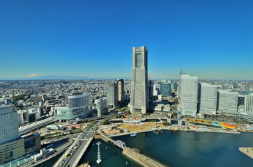 横浜みなとみらいと冠雪の富士山と快晴の空