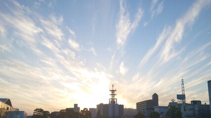 夕日と放射状に延びる巻雲が重なり輝く空