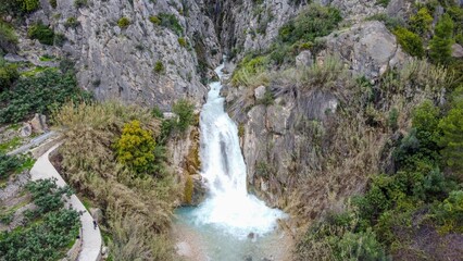Cascada de cañón del tipo torrencial en Alicante, Estret de les Penyes o Estrecho de las Peñas