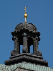 Auferstehung - goldenes Kreuz ragt in den Himmel	