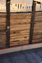 Baugrube ist mit Eisenträgern und Bauholz gegen Einstürzen gesichert