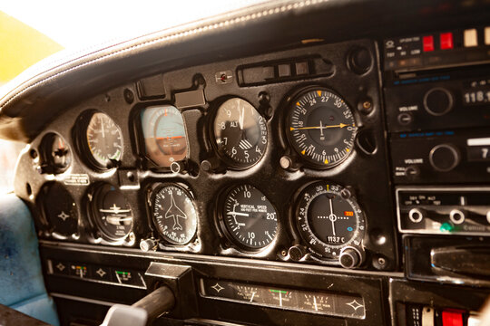 Dettaglio della plancia di comando di un piccolo aereo privato 