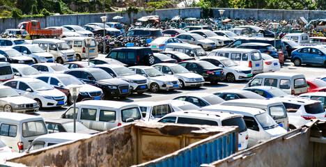 Many cars park in the parking lot