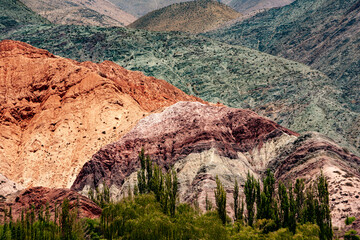 Paesaggio tra cielo e montagne nella terra del fuoco cin i colori caldi delle montagne.  (Argentina)