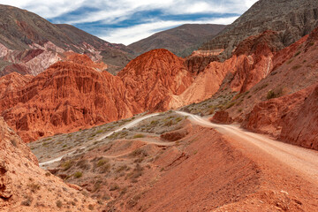 Paesaggio tra cielo e montagne nella terra del fuoco cin i colori caldi delle montagne.  (Argentina)