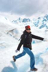 Fototapeta na wymiar una trekker nei ghiacciai della Patagonia