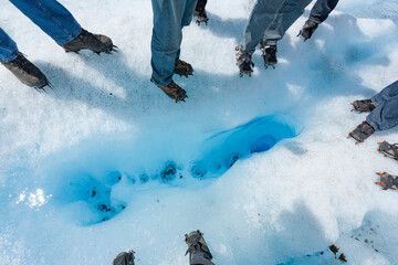 Dettaglio delle scarpe da Escursione di un gruppo di trekkers nei ghiacciai della Patagonia
