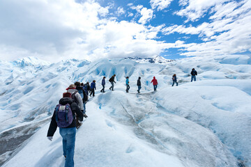 Escursione di un gruppo di trekkers nei ghiacciai della Patagonia - obrazy, fototapety, plakaty