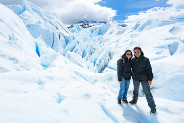 Fototapeta na wymiar Coppia di trekkers nei ghiacciai della Patagonia