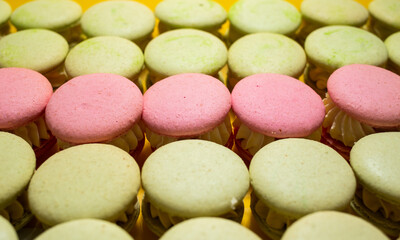 Obraz premium Assortment of multicolored macaroon different lie in the cardboard box with the top view