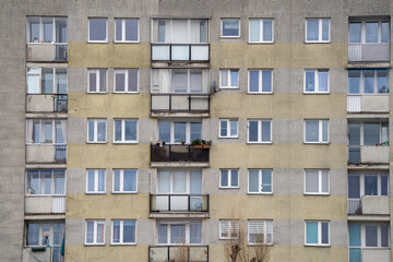Bloki z wielkiej płyty, zbliżenie na okna i balkony © Arkadiusz