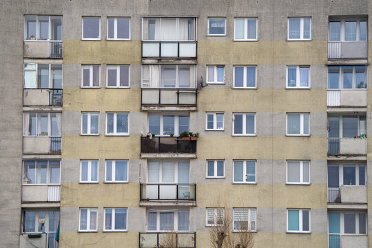 Bloki z wielkiej płyty, zbliżenie na okna i balkony