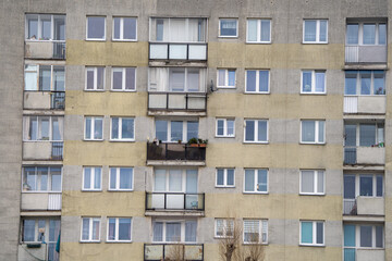 Bloki z wielkiej płyty, zbliżenie na okna i balkony