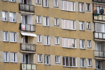 Bloki z wielkiej płyty, zbliżenie na okna i balkony © Arkadiusz