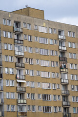 Bloki z wielkiej płyty, zbliżenie na okna i balkony © Arkadiusz