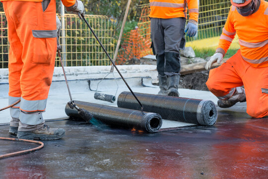 Utilisation d'un chalumeau sur chantier de travaux publics 