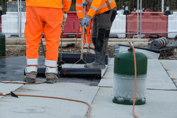 Ouvriers spécialisés en vêtements de sécurité sur chantier 